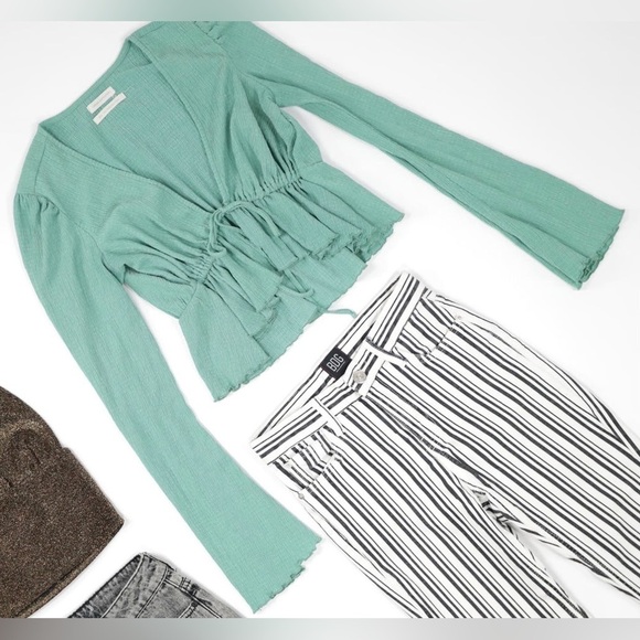 Urban Outfitters Women's Green Blouse Long Sleeve Tie Front Top V-neck - Picture 2 of 7